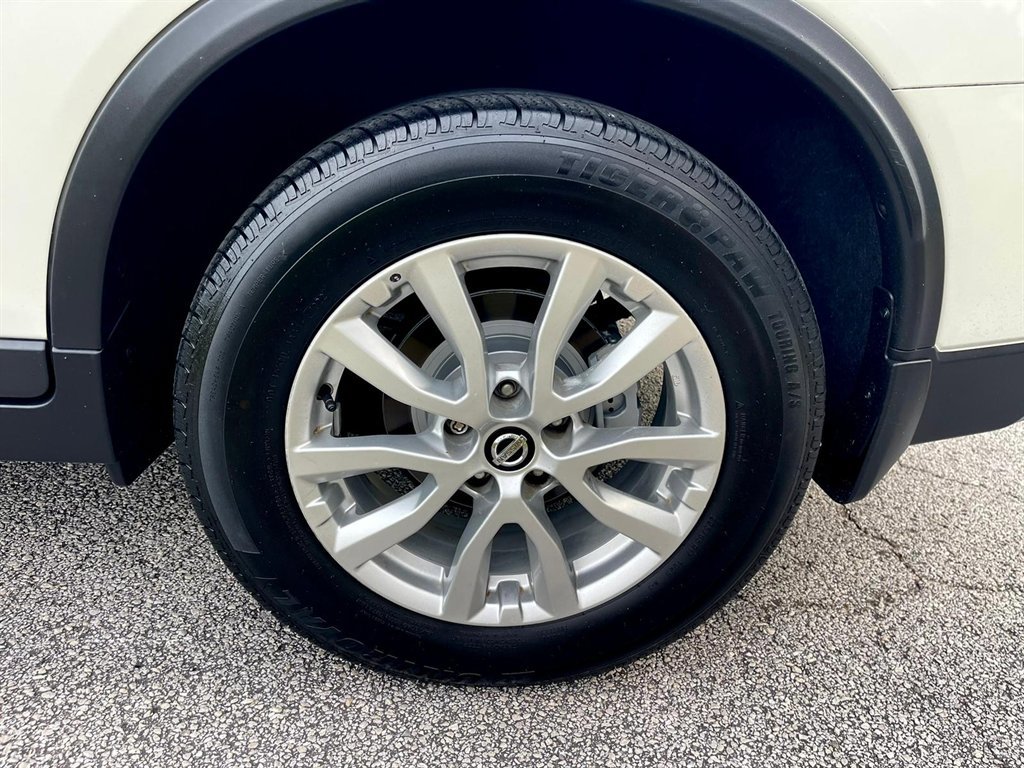 Used 2017 Nissan Rogue SV w/ SV Premium Package image 25