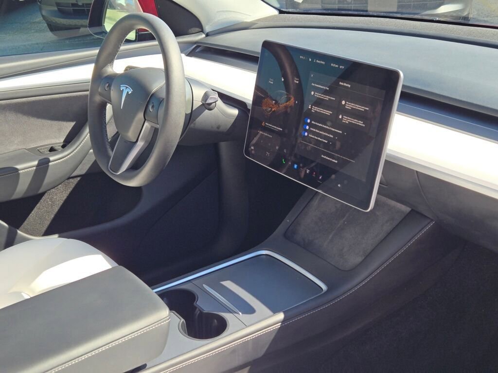 Used 2025 Tesla Model Y Performance image 7