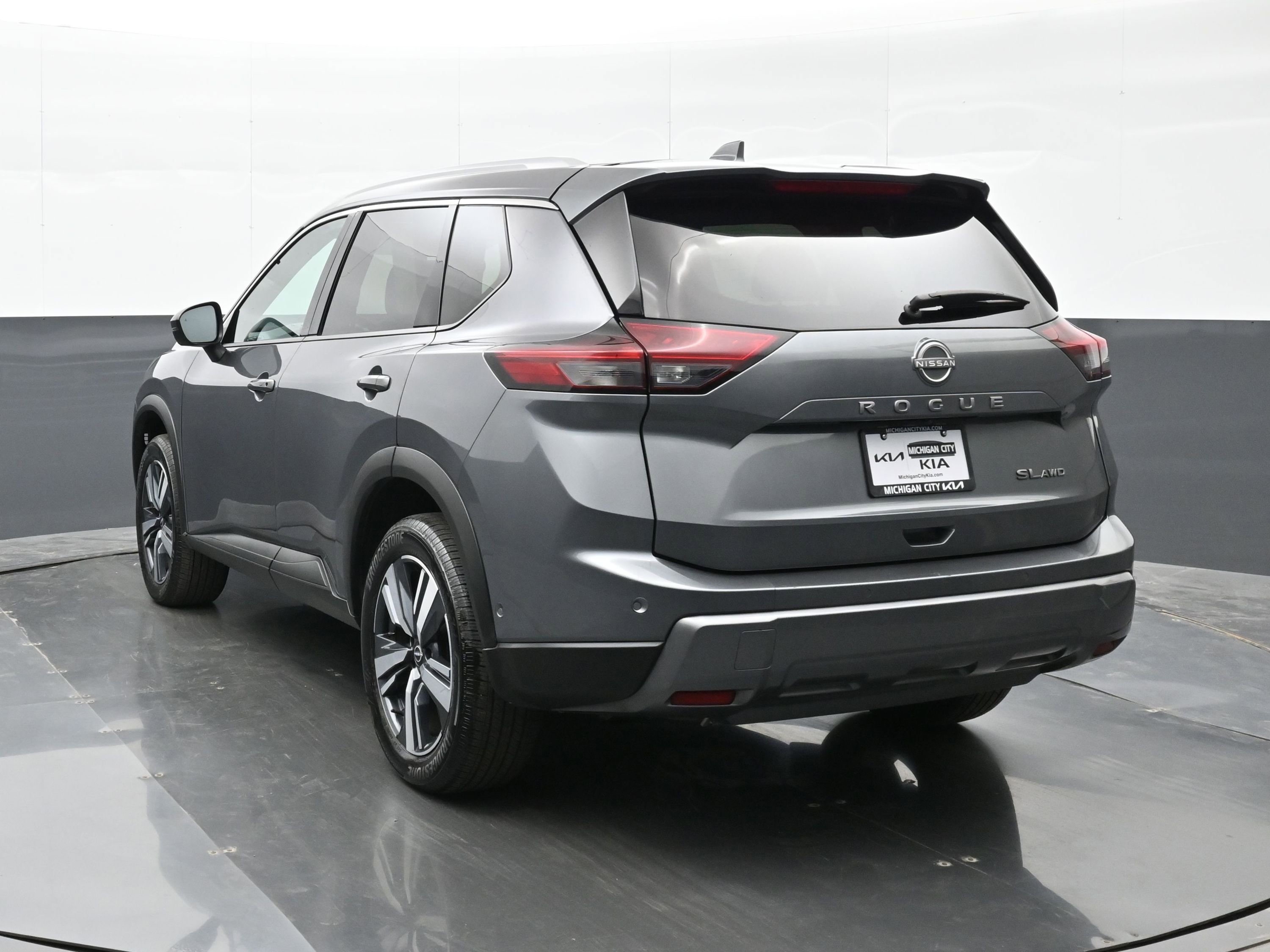 Used 2024 Nissan Rogue SL image 2