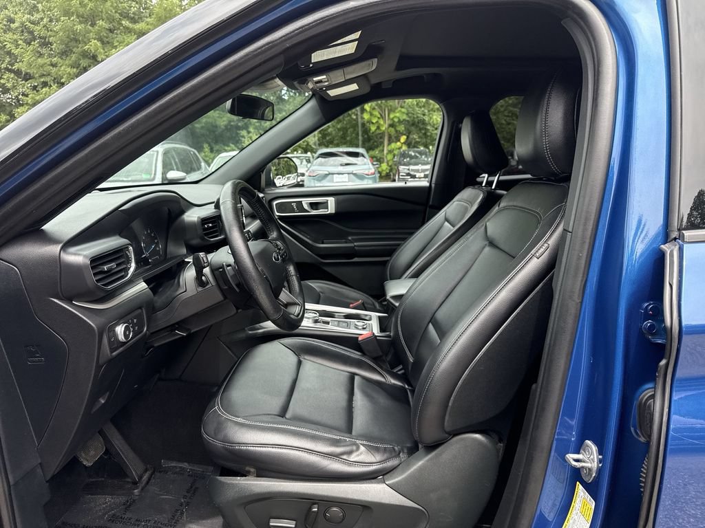 Used 2020 Ford Explorer XLT w/ Equipment Group 202A AWD/4WD image 13