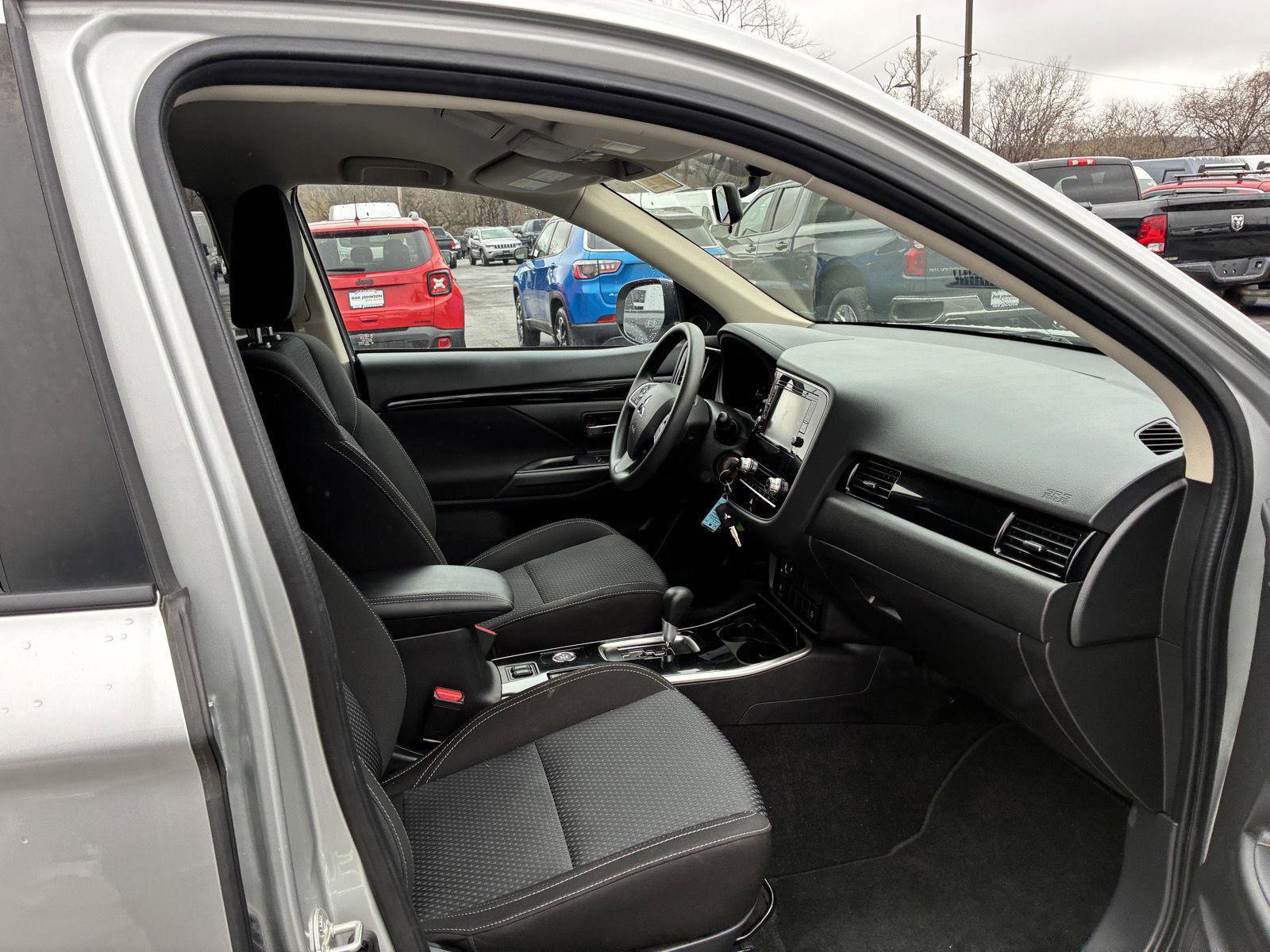 Used 2020 Mitsubishi Outlander SE image 14