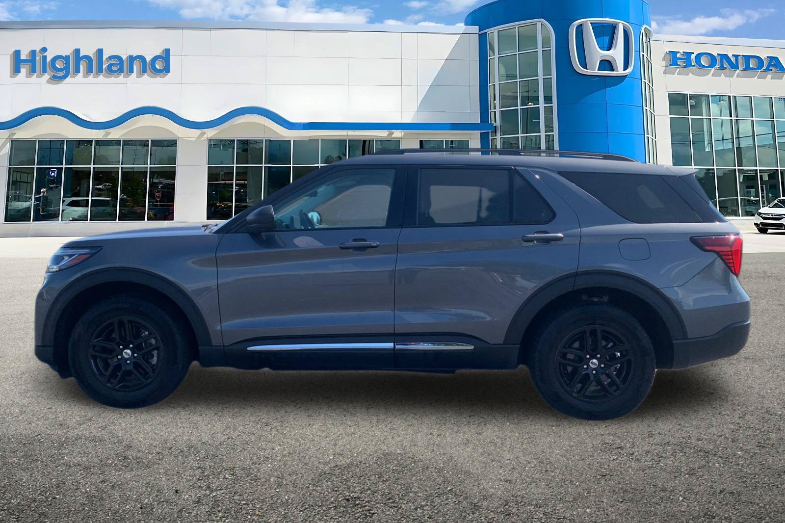 Used 2025 Ford Explorer Active AWD/4WD image 2