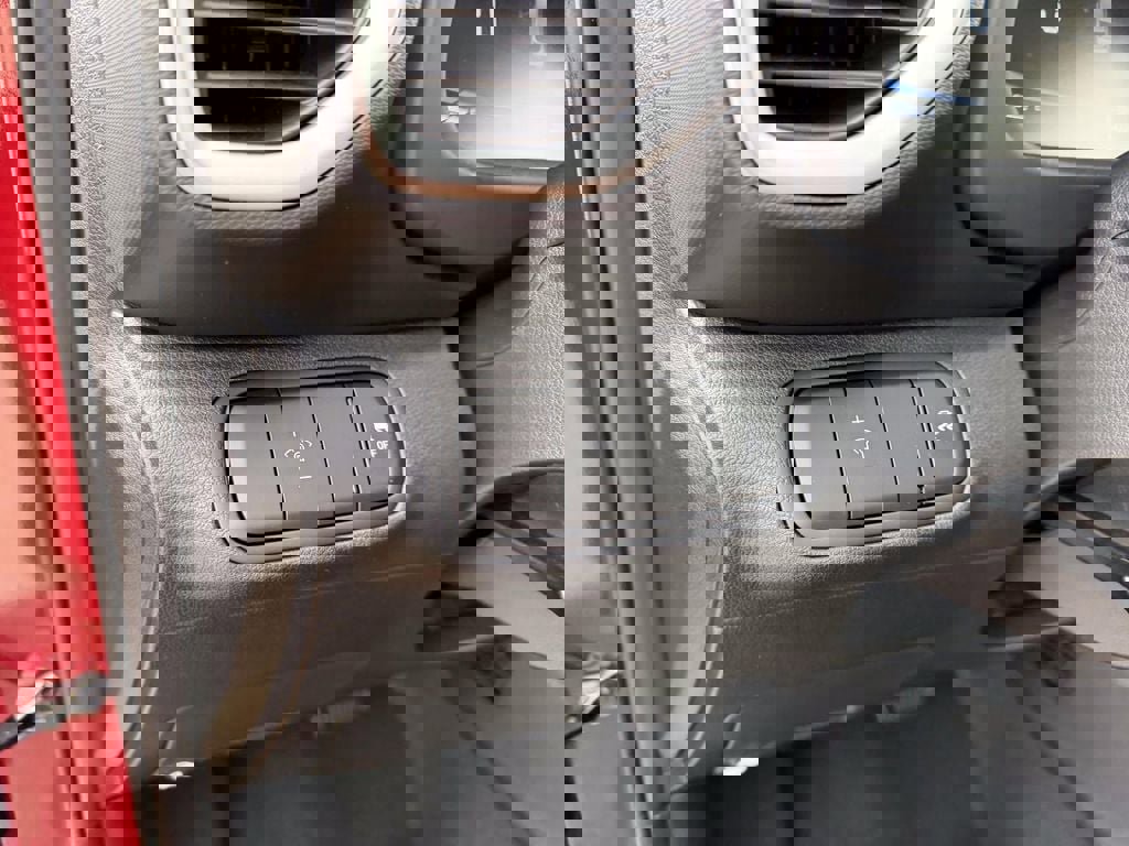 Certified 2025 Hyundai Venue SE image 17