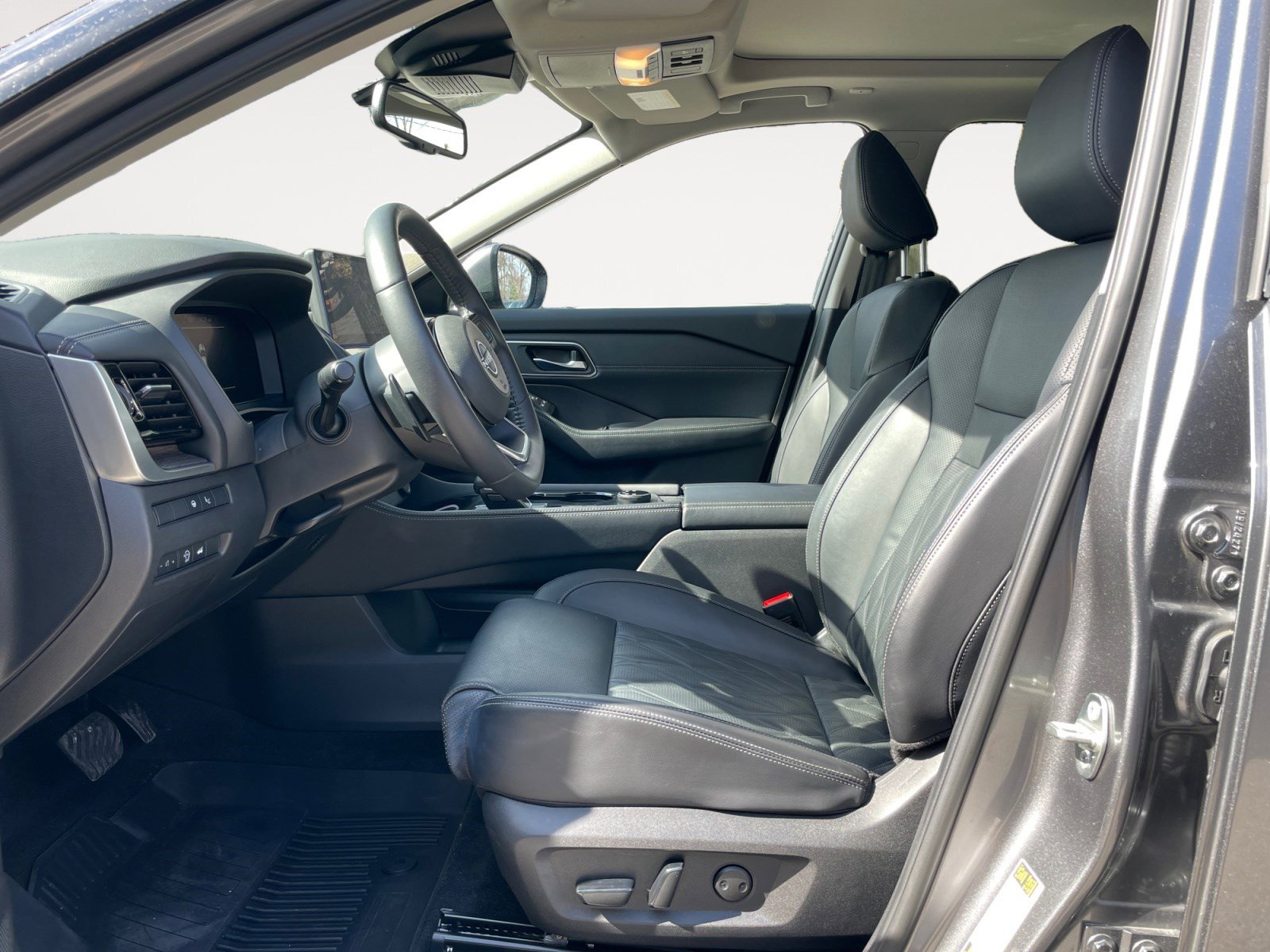 Used 2024 Nissan Rogue Platinum w/ Platinum Premium Package image 9