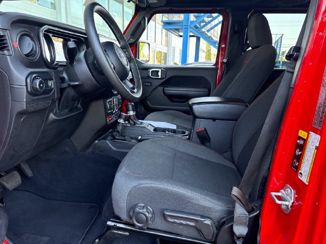 Used 2025 Jeep Wrangler Unlimited Rubicon w/ Convenience Group AWD/4WD image 10