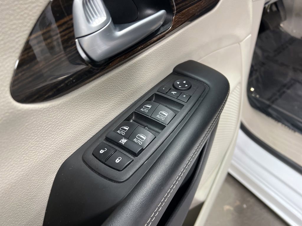Used 2024 Chrysler Pacifica Limited image 22