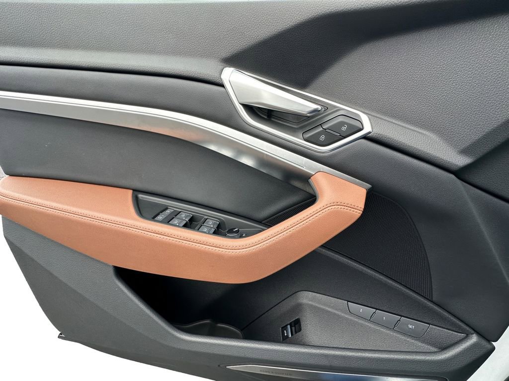 Used 2022 Audi e-tron Premium Plus w/ Premium Plus Package image 11