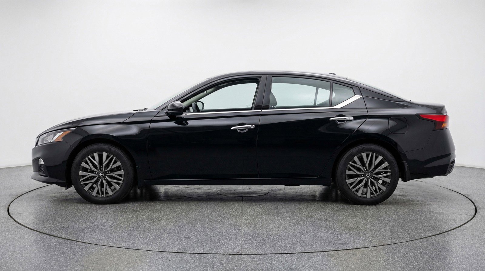 Used 2025 Nissan Altima 2.5 SV FWD image 5