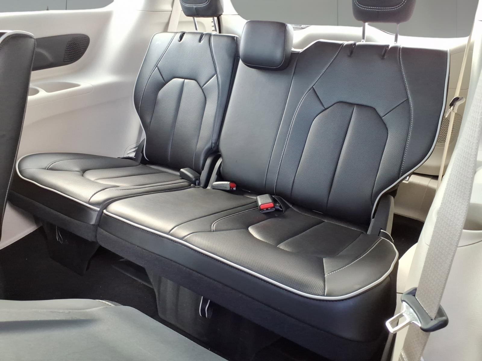 Used 2023 Chrysler Pacifica Limited w/ Uconnect Theater Family Group image 10