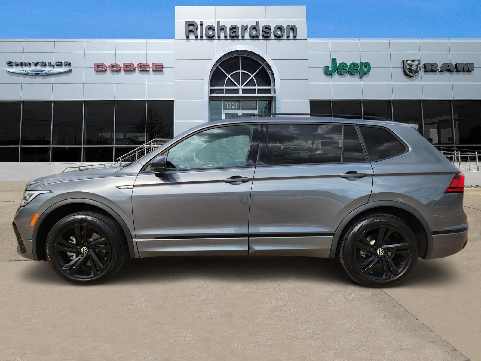 Used 2024 Volkswagen Tiguan SE R-Line AWD/4WD image 3