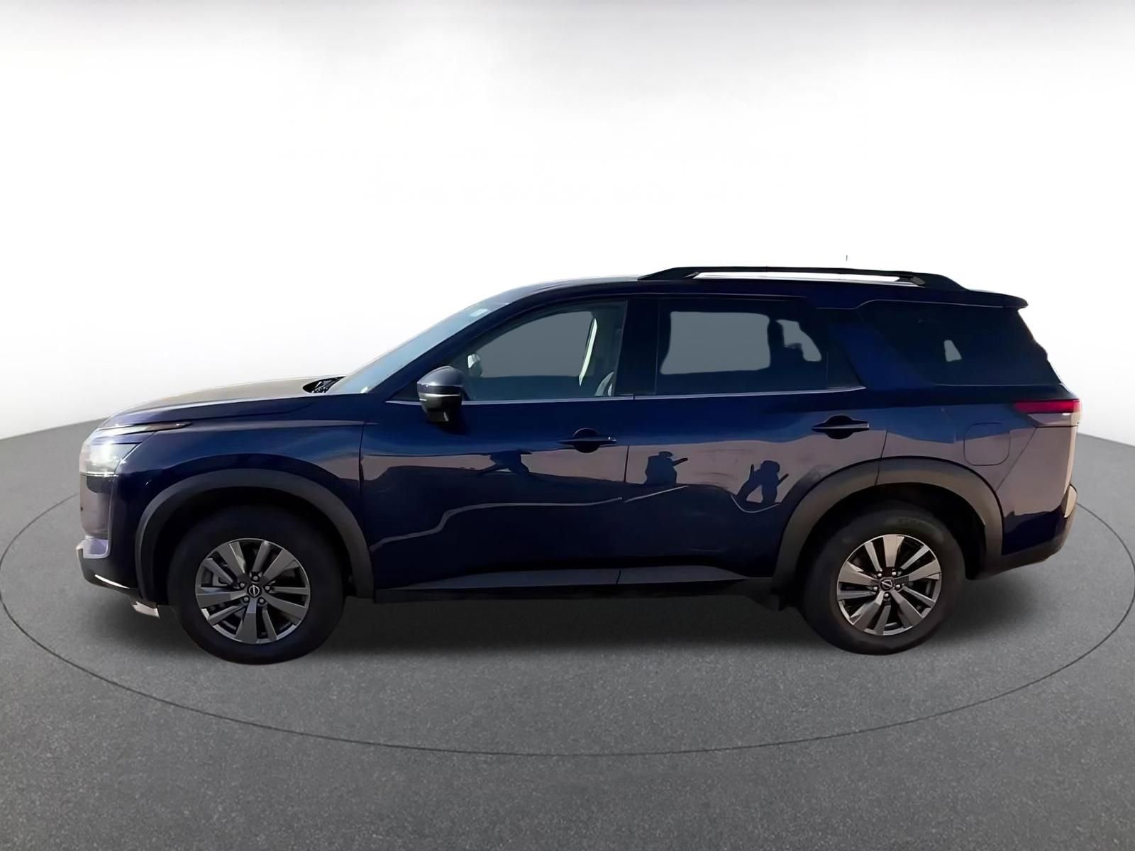 Used 2025 Nissan Pathfinder SV FWD image 8