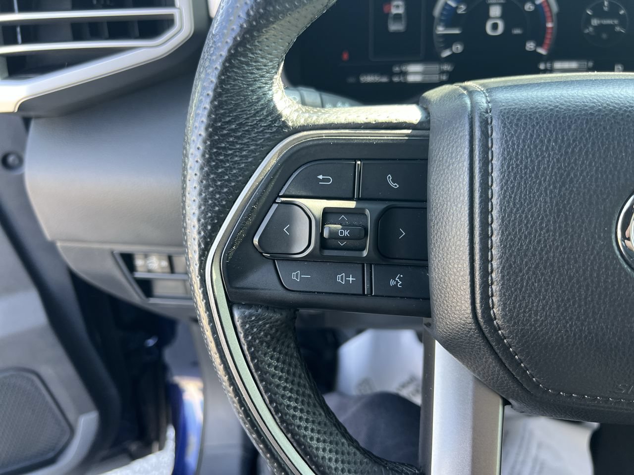 Used 2025 Toyota Tundra Limited AWD/4WD image 19