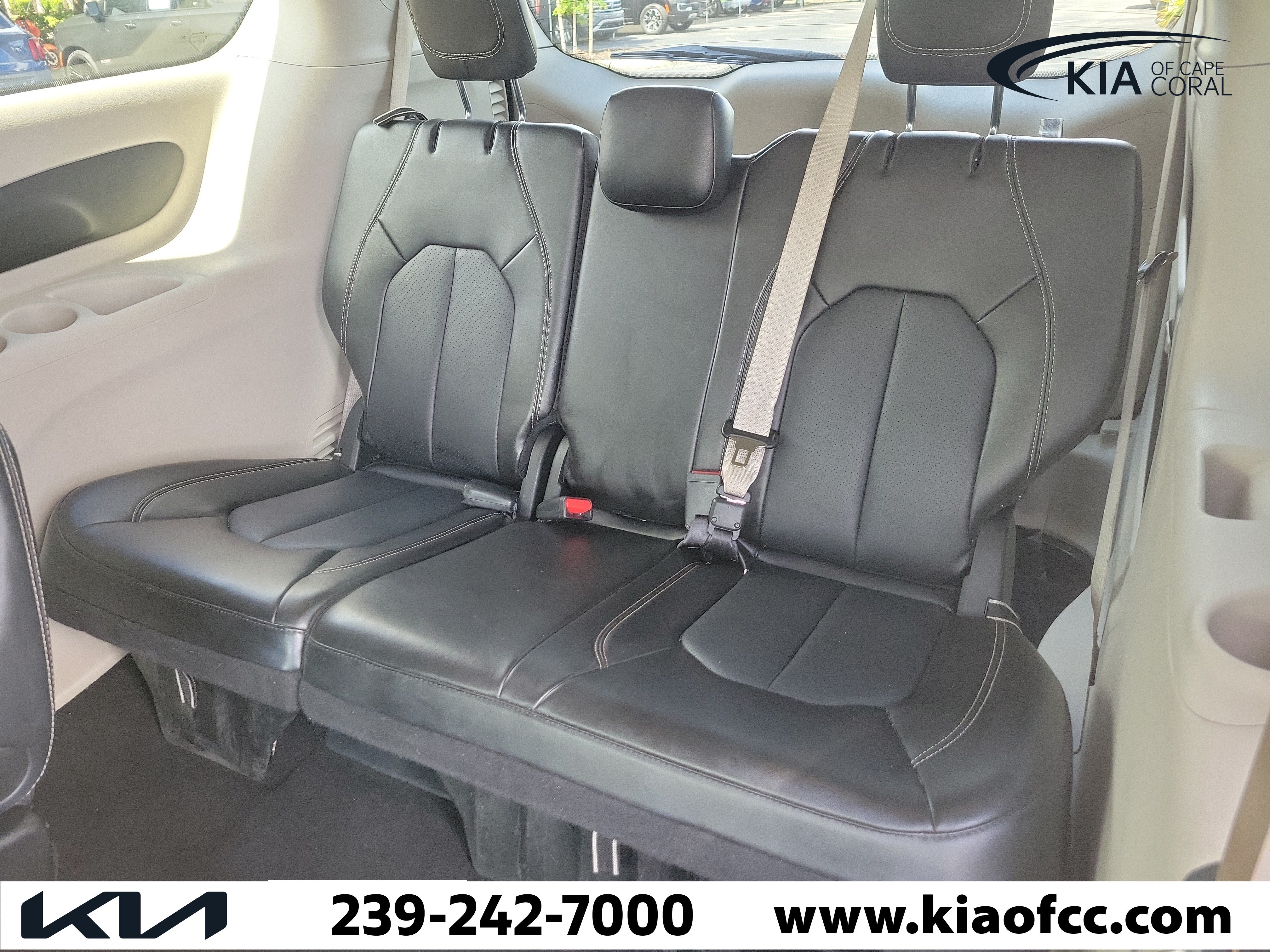 Used 2024 Chrysler Pacifica Touring-L FWD image 12