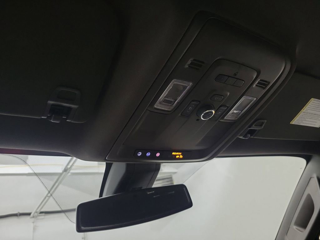 Used 2022 GMC Yukon XL SLT w/ SLT Luxury Package image 15