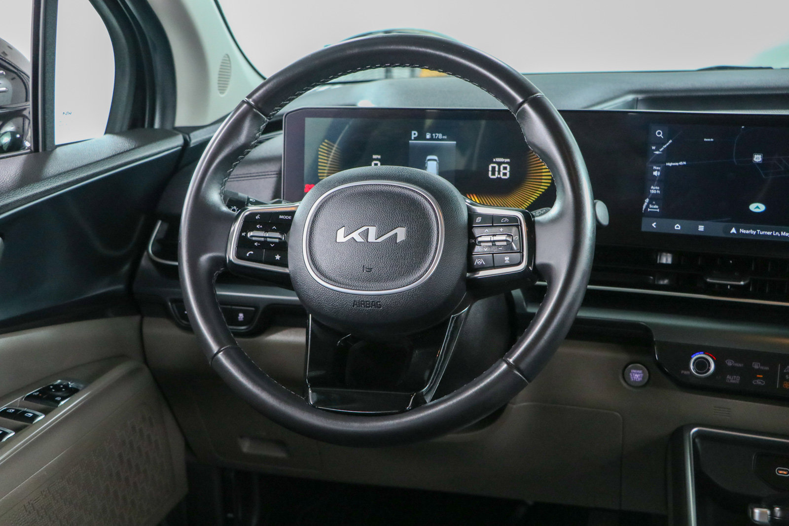 Used 2025 Kia Carnival FWD image 12