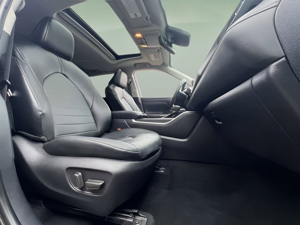 Used 2025 Toyota Highlander XLE image 12