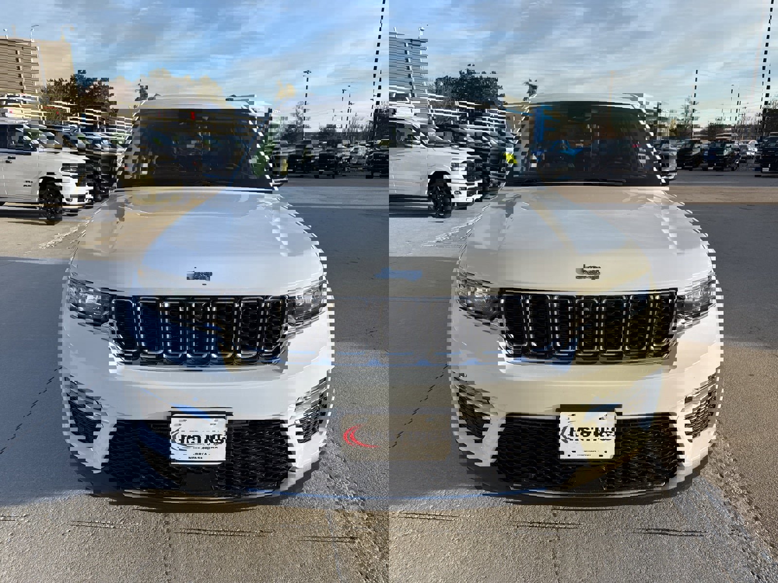 Used 2022 Jeep Grand Cherokee Limited w/ Luxury Tech Group II image 11