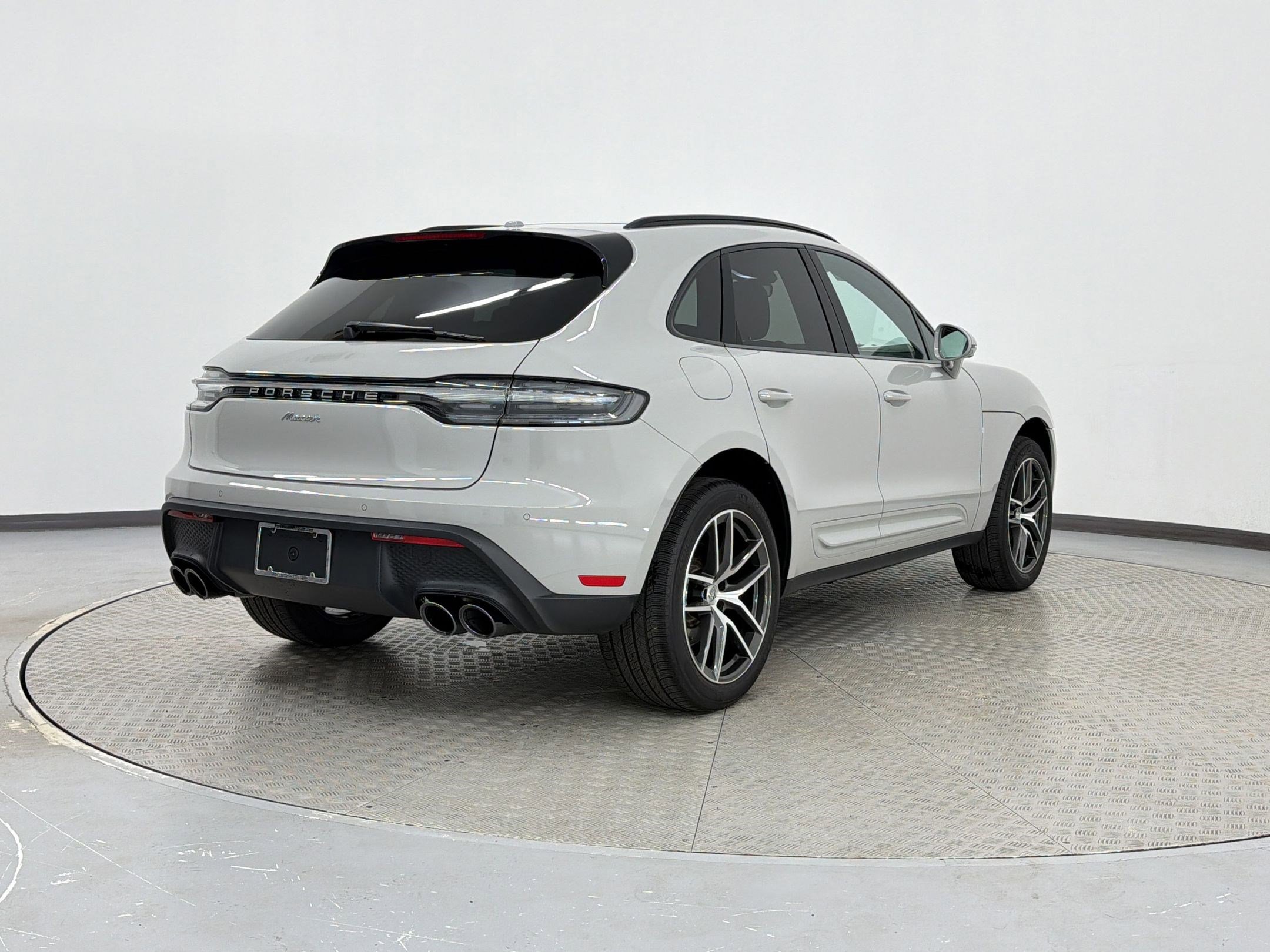 Used 2025 Porsche Macan AWD/4WD image 9