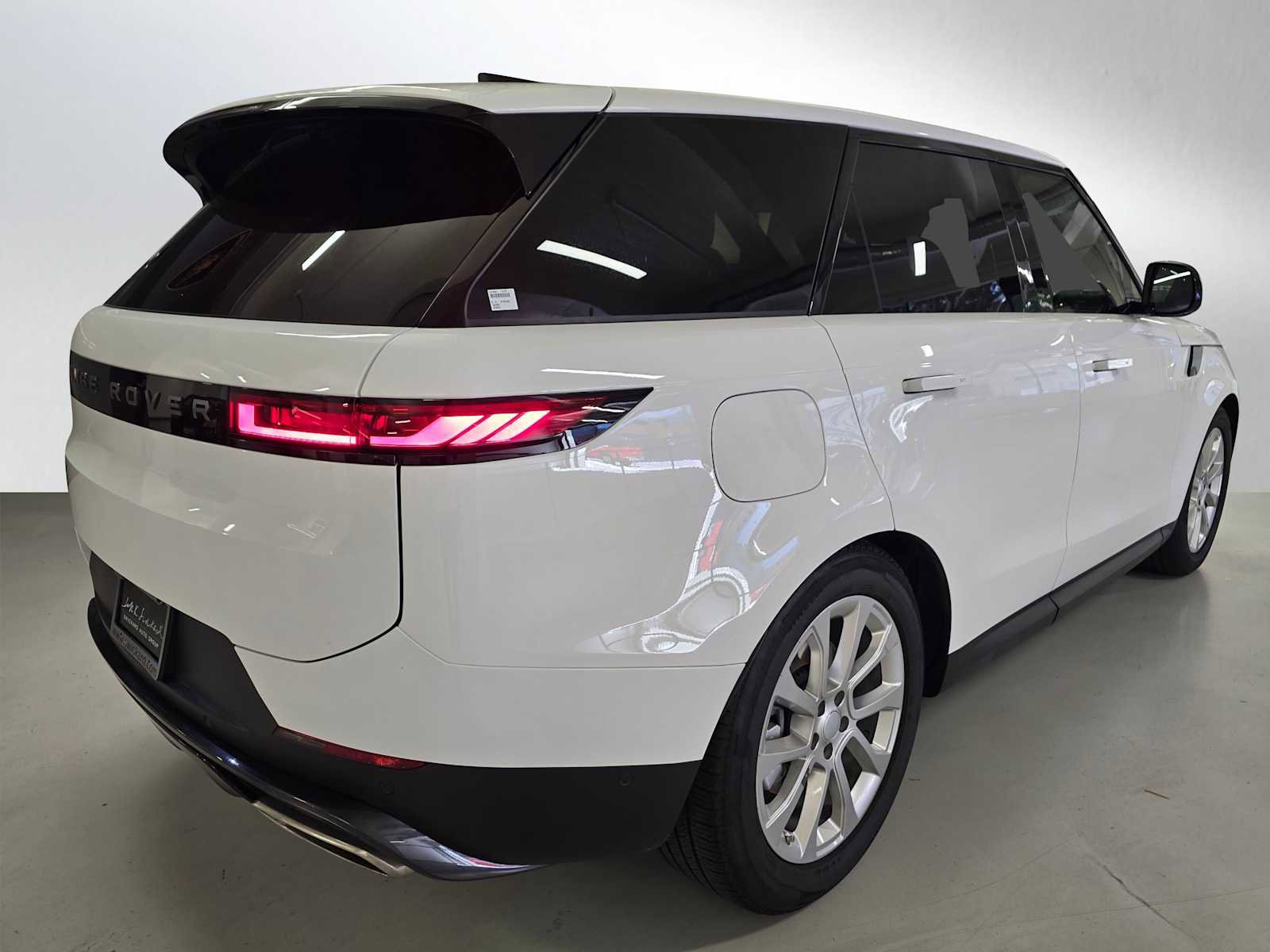 Used 2025 Land Rover Range Rover Sport SE AWD/4WD image 5