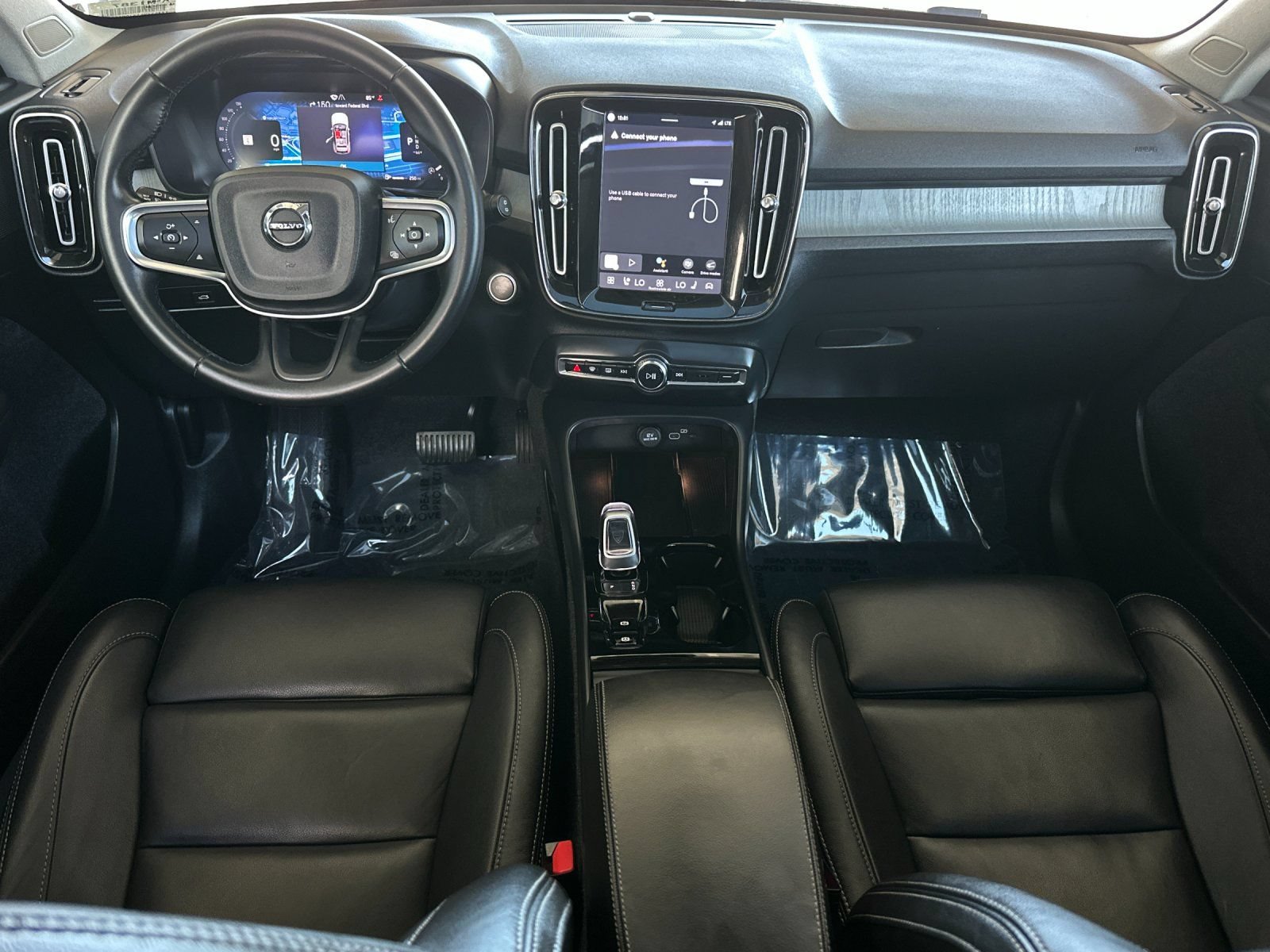 Used 2025 Volvo XC40 B5 Plus AWD/4WD image 12