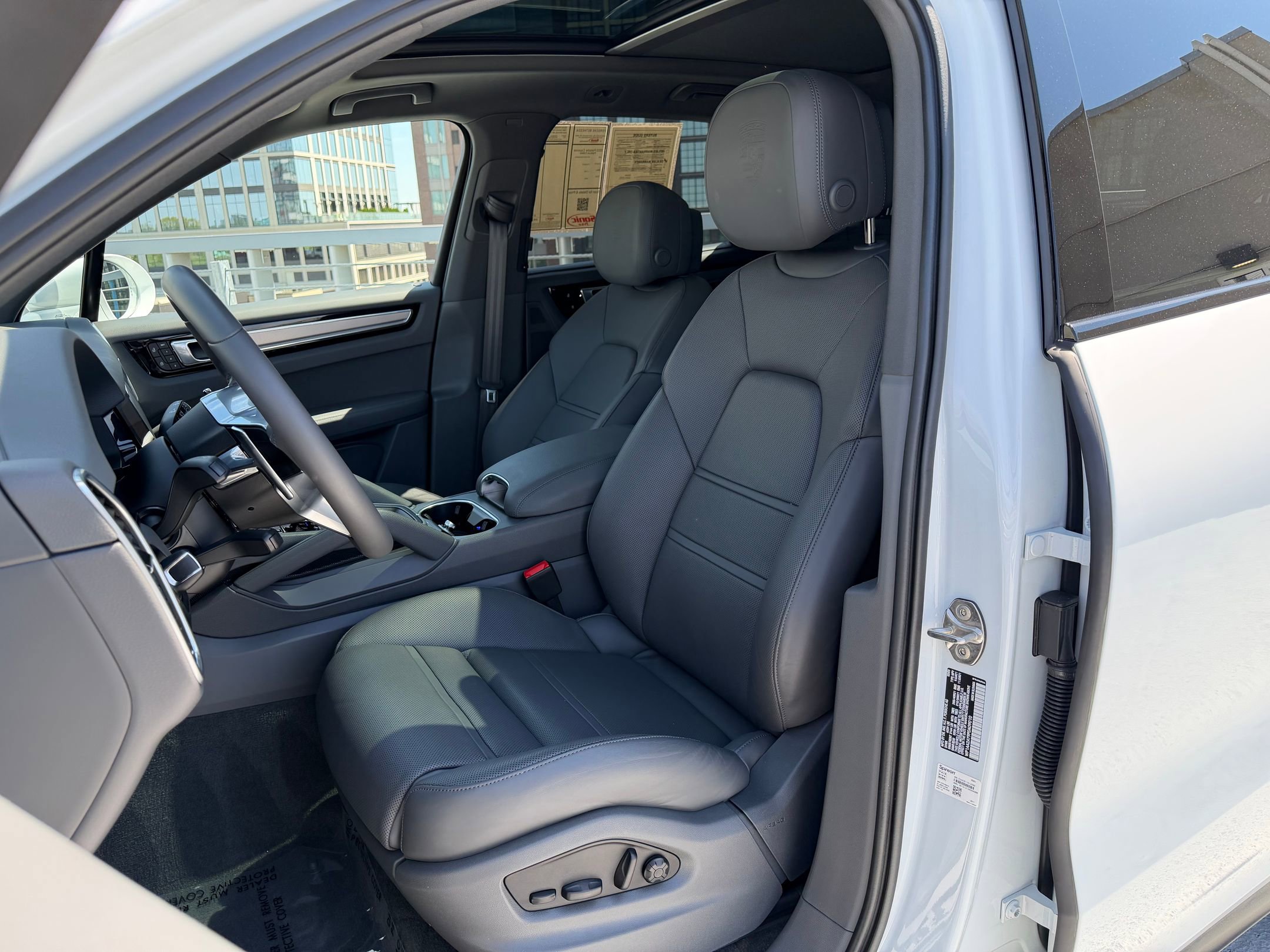 Certified 2023 Porsche Cayenne Platinum Edition image 5