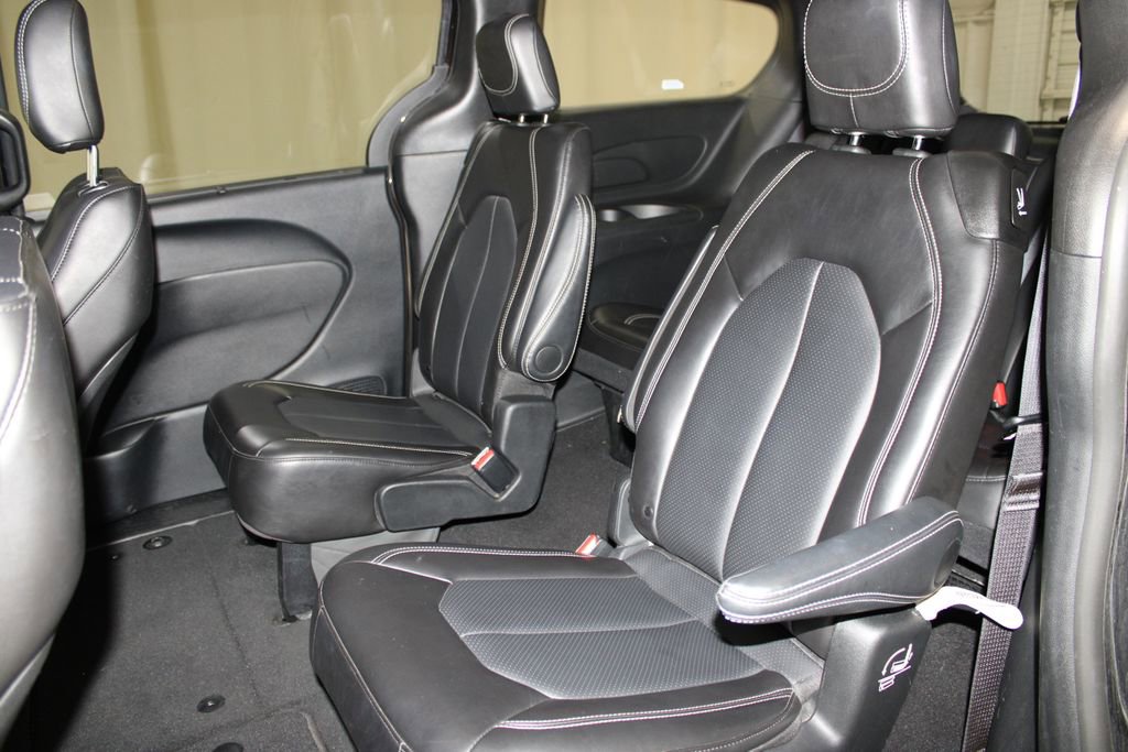 Used 2025 Chrysler Pacifica Select FWD image 19
