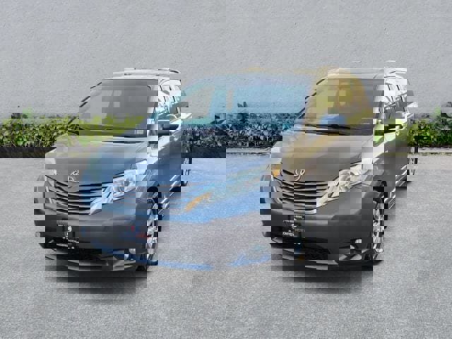 Used 2017 Toyota Sienna XLE Premium w/ Cargo Management Package image 2