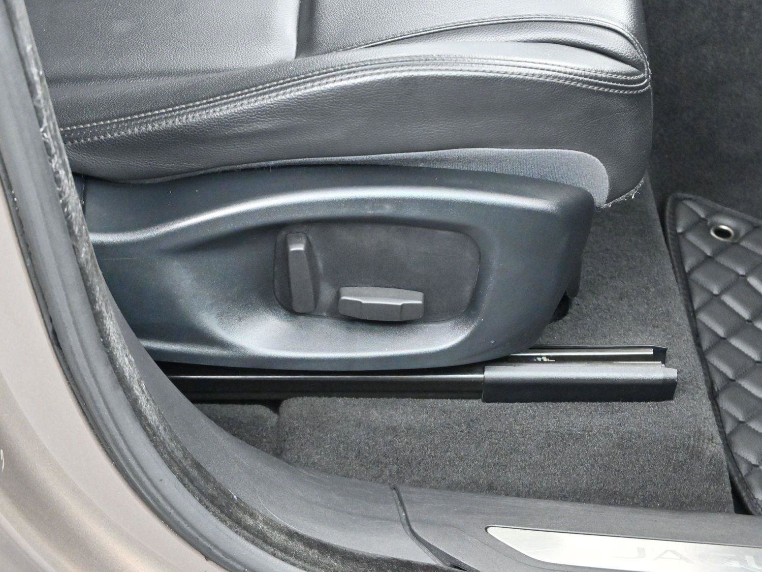 Used 2017 Jaguar F-PACE Premium image 32