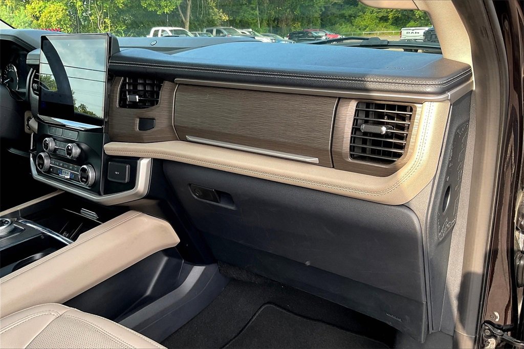 Used 2024 Ford Expedition Max Limited image 16