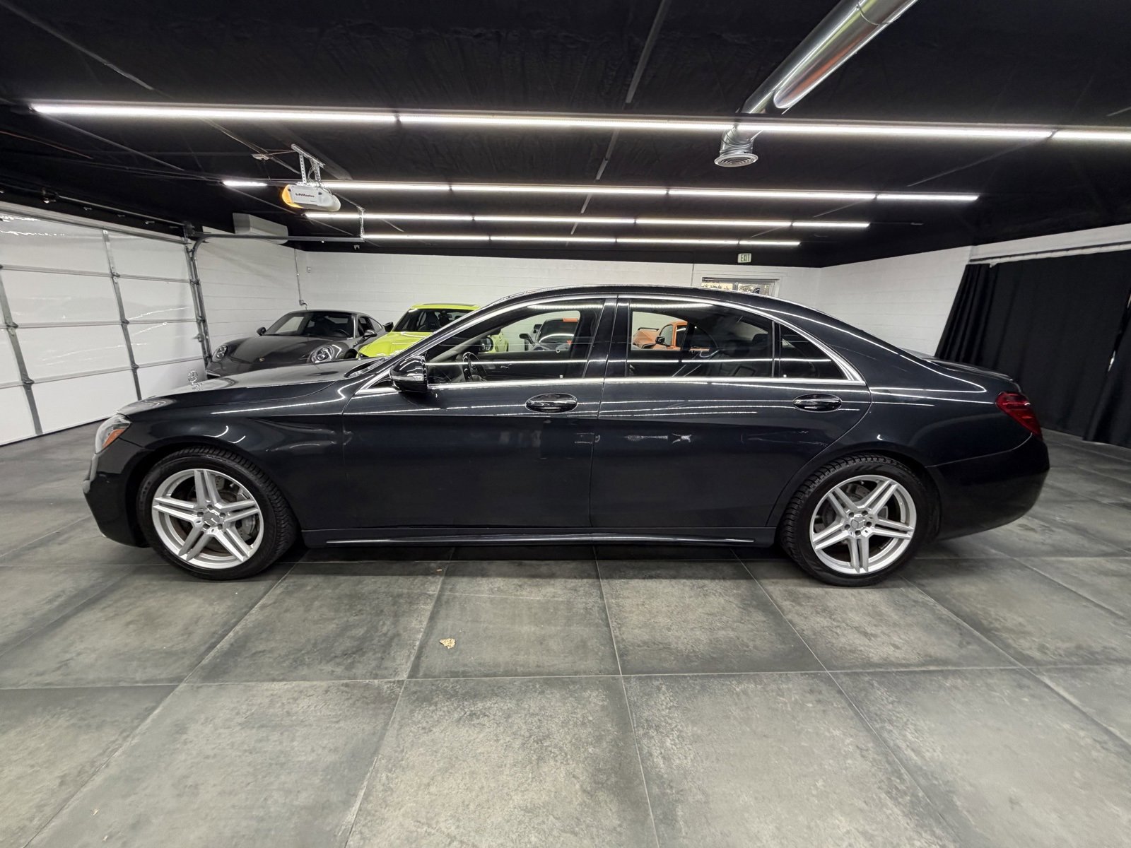 Used 2019 Mercedes-Benz S 560 4MATIC Sedan w/ AMG Line Exterior image 3
