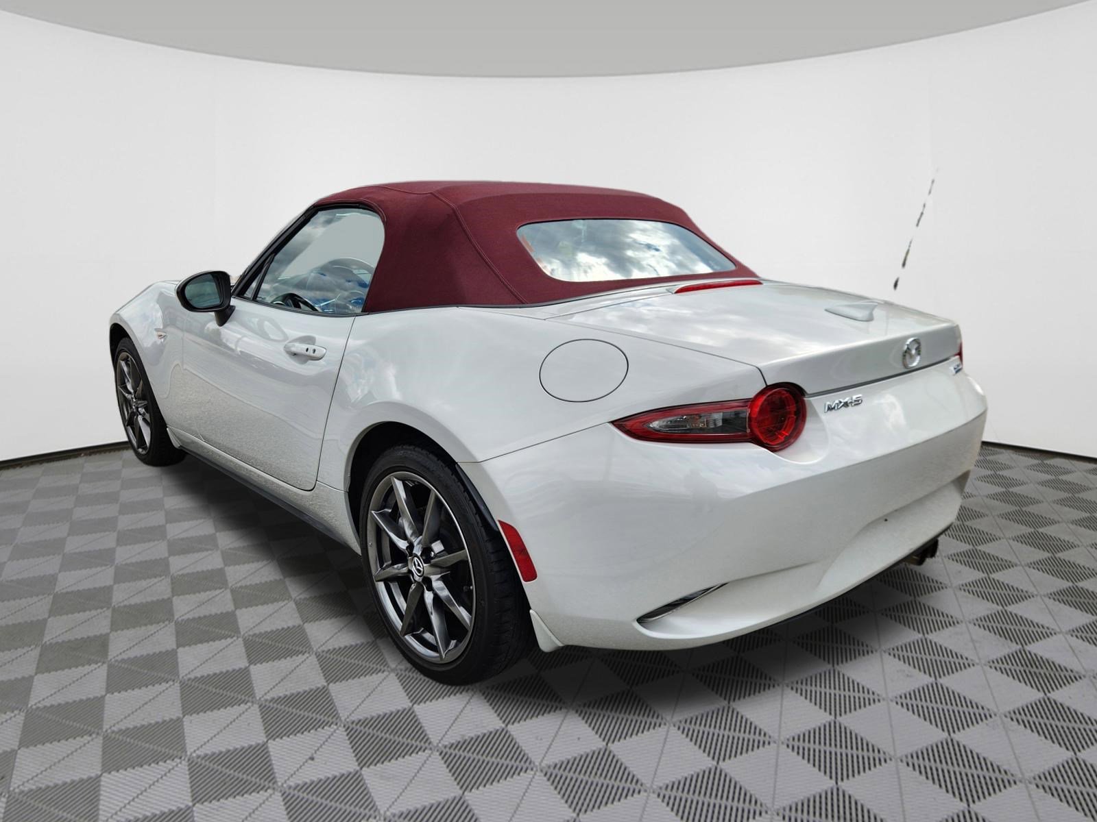 Used 2018 MAZDA MX-5 Miata Grand Touring RWD image 3