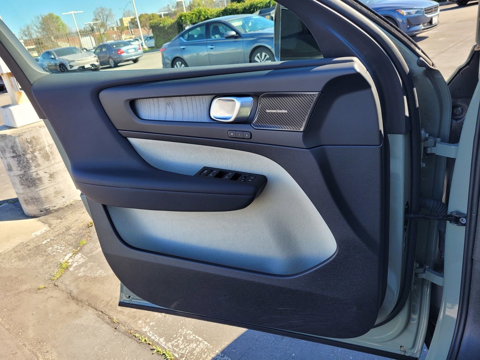 Certified 2024 Volvo XC40 B5 Ultimate w/ Climate Package image 15