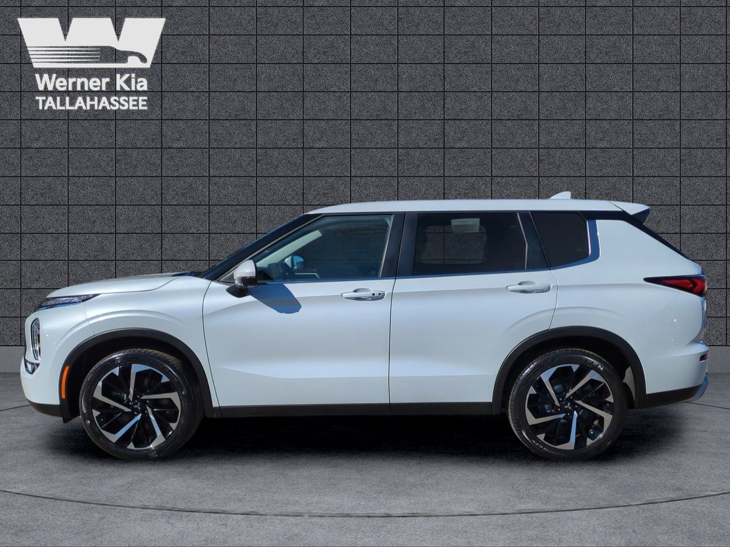 Used 2024 Mitsubishi Outlander SE image 8