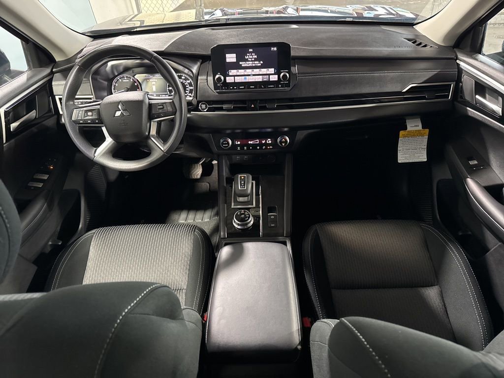 Used 2023 Mitsubishi Outlander ES image 28