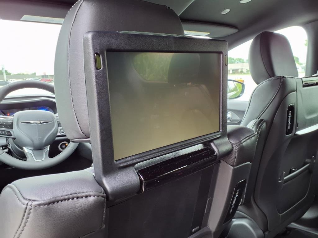New 2026 Chrysler Pacifica Select image 8