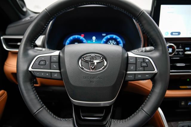 Used 2023 Toyota Highlander Platinum AWD/4WD image 2