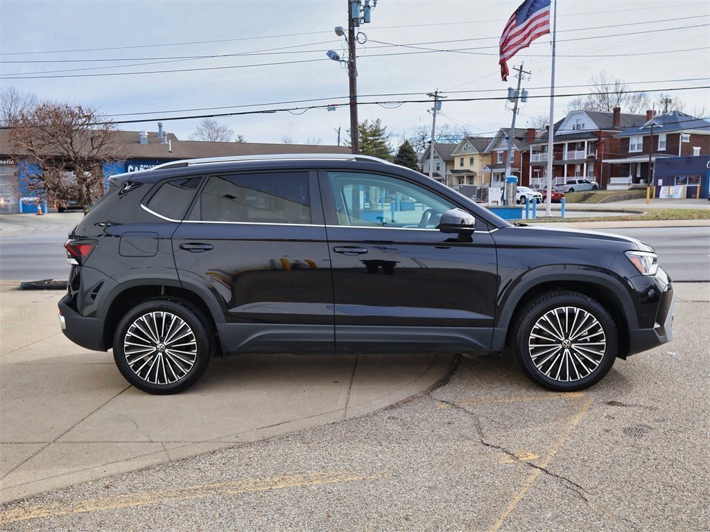 Certified 2025 Volkswagen Taos SE image 6