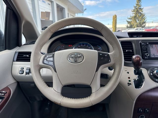 Used 2014 Toyota Sienna XLE image 22