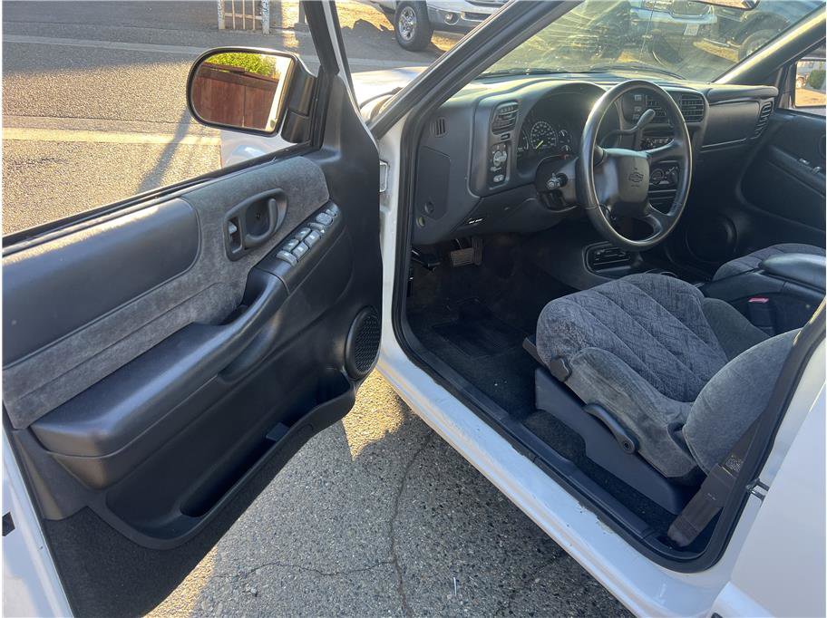 Used 2001 Chevrolet S10 Pickup LS w/ Cold-Climate Pkg AWD/4WD image 11