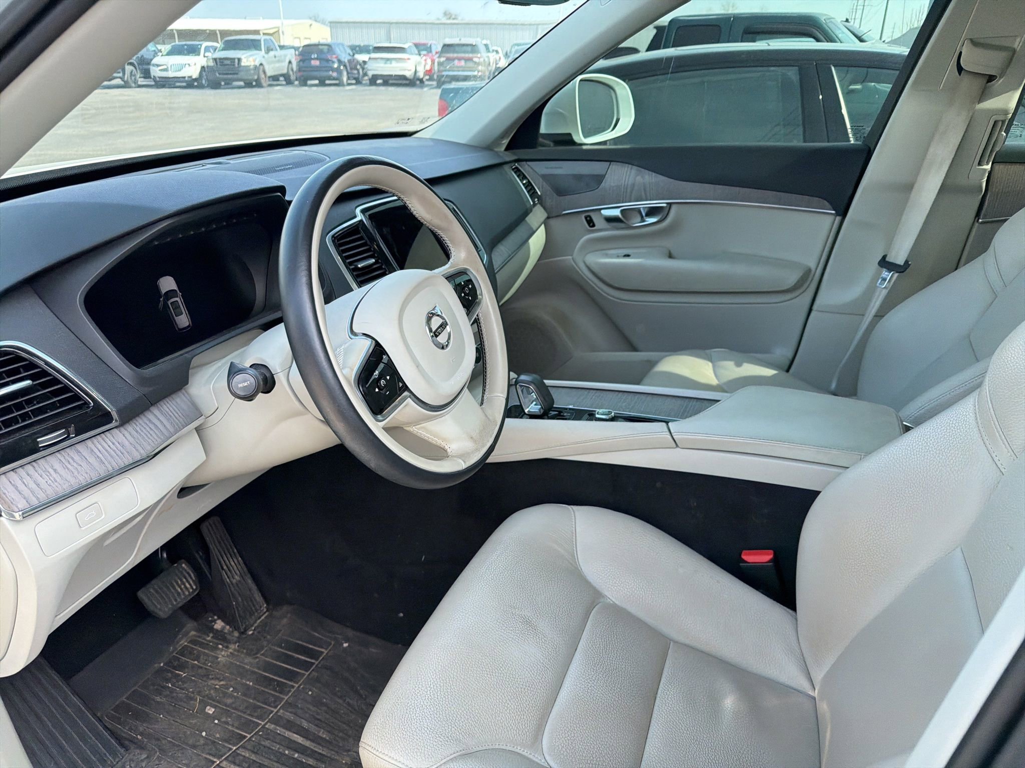 Used 2023 Volvo XC90 B6 Plus image 12