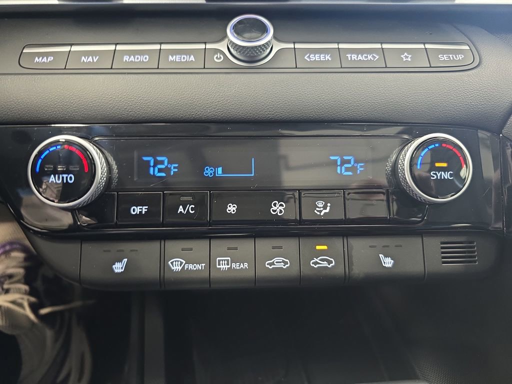 Certified 2025 Hyundai Elantra Limited image 21