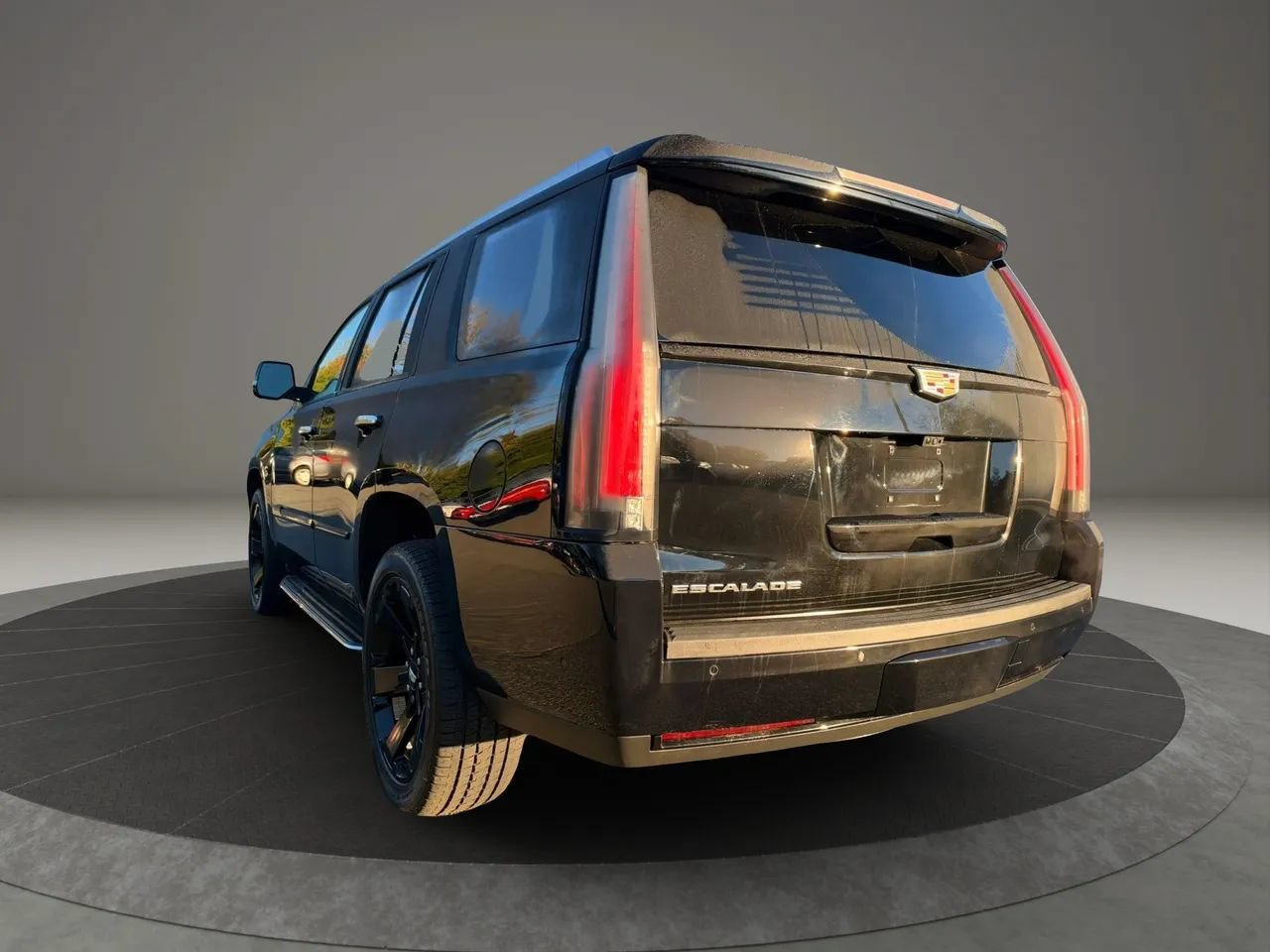 Used 2019 Cadillac Escalade Luxury w/ Escalade Sport Edition AWD/4WD image 3