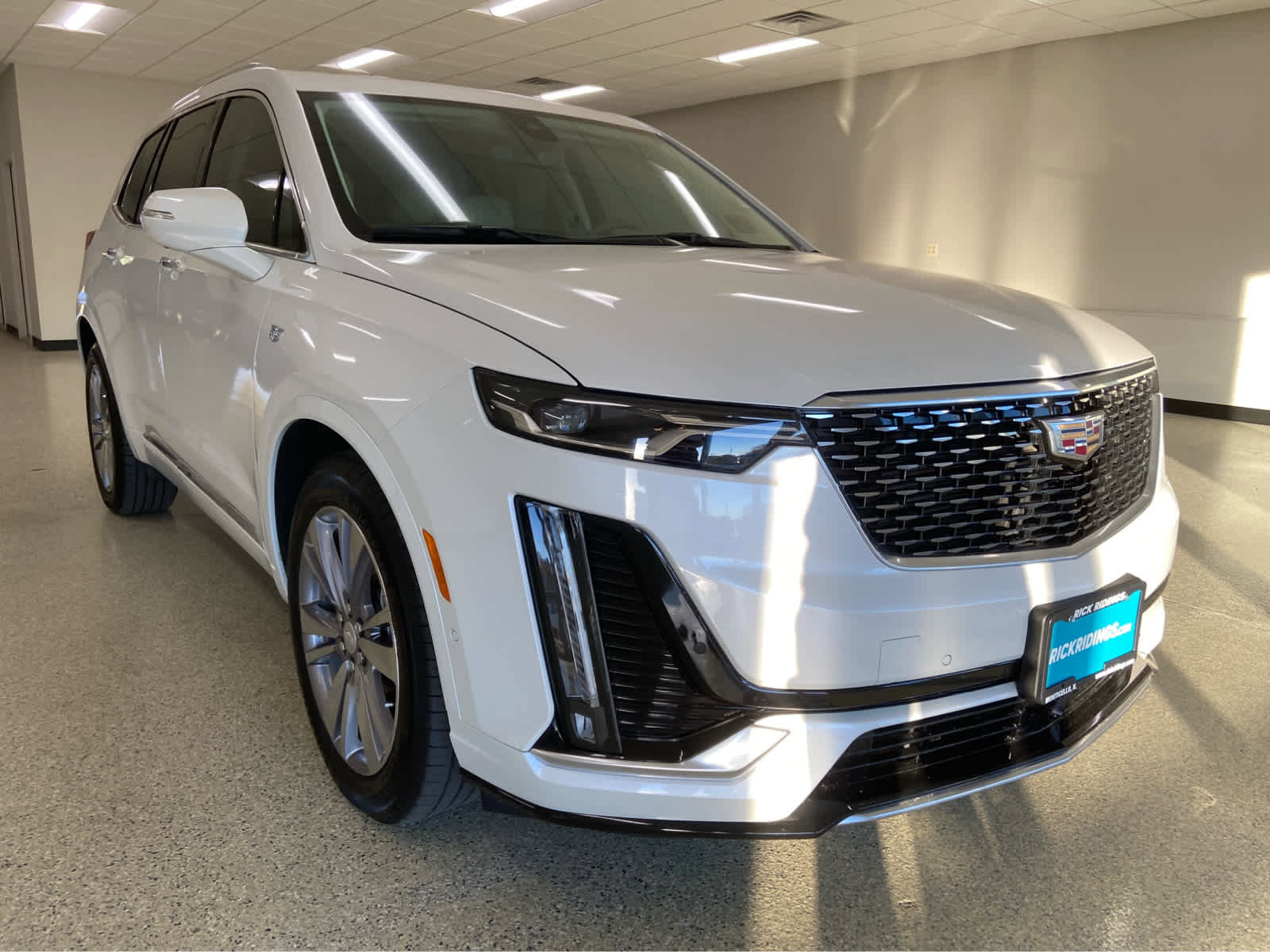 Used 2024 Cadillac XT6 Premium Luxury w/ Technology Package FWD image 6