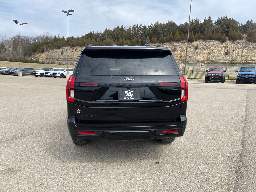 Used 2025 Ford Expedition Platinum w/ Stealth Appearance Package image 5
