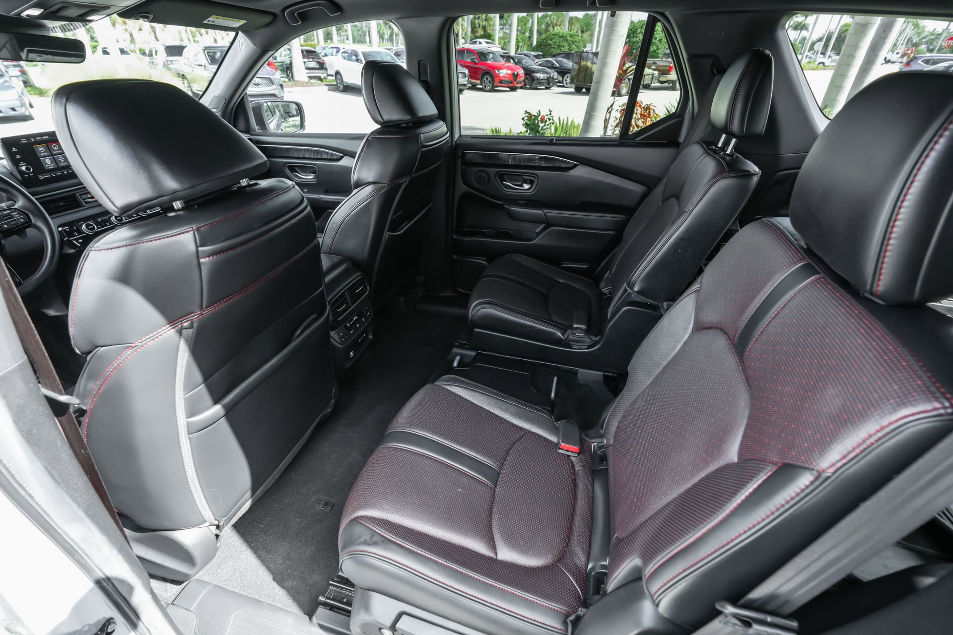 Used 2025 Honda Pilot Black Edition image 32