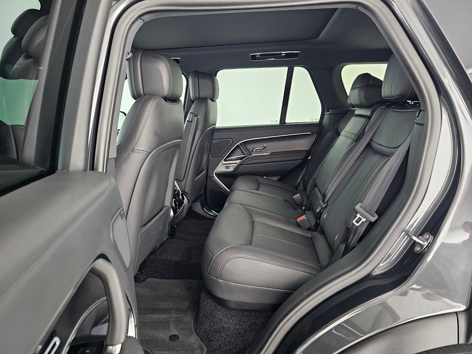 Used 2025 Land Rover Range Rover SE AWD/4WD image 16