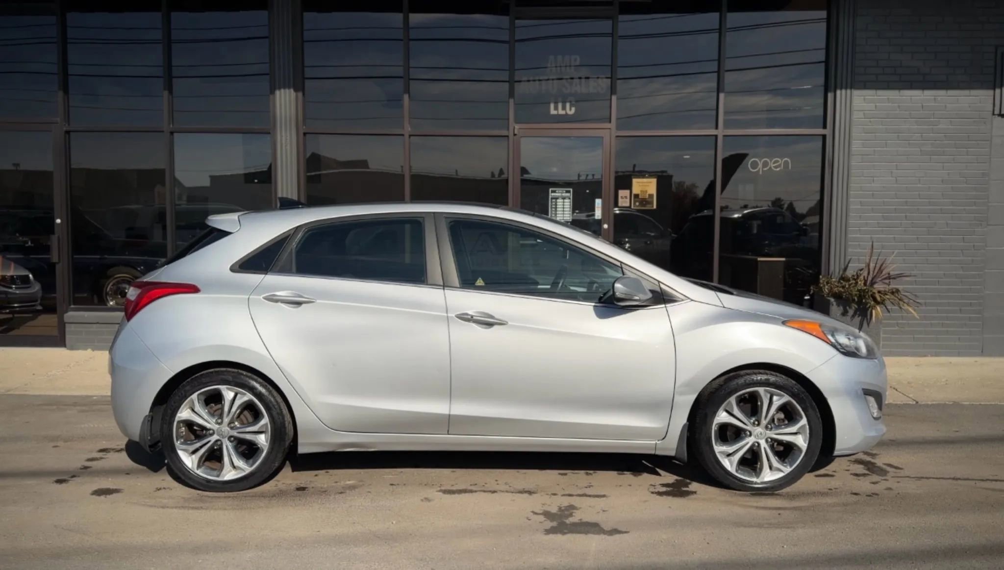 Used 2013 Hyundai Elantra GT w/ Style Pkg image 2