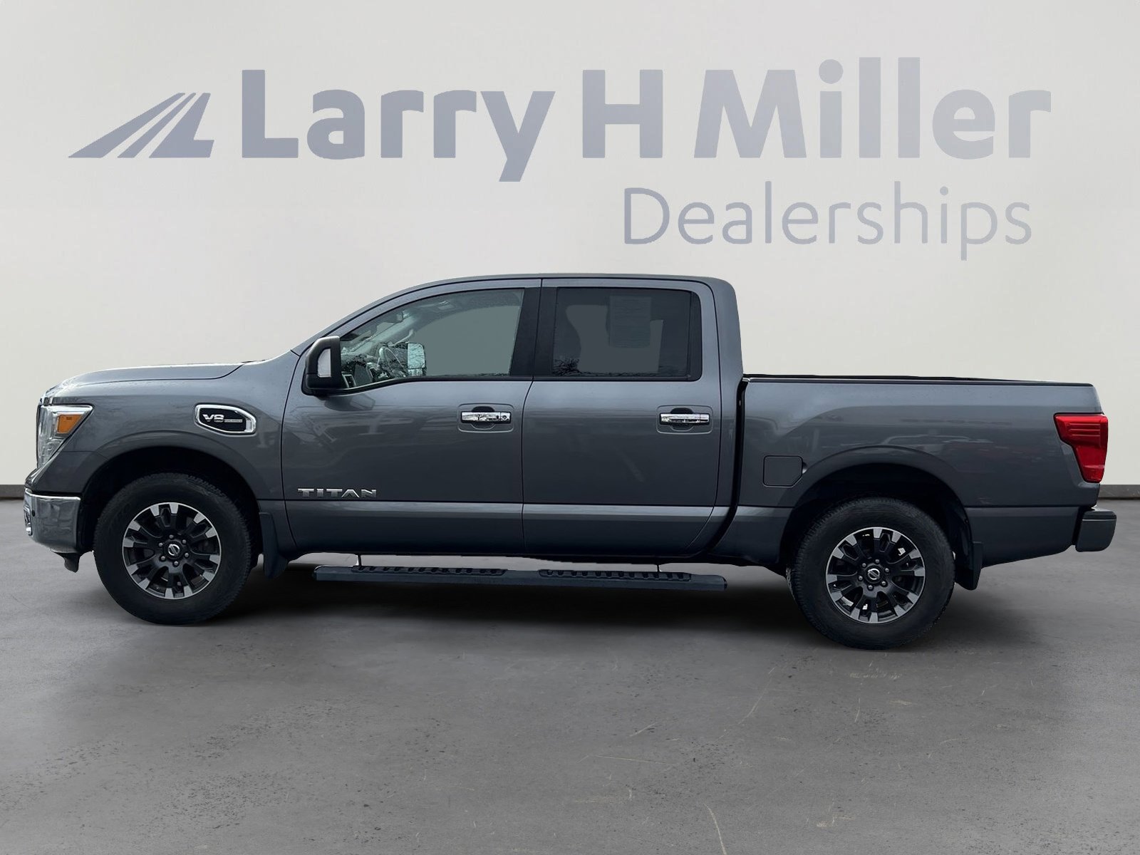 Used 2017 Nissan Titan SV image 5
