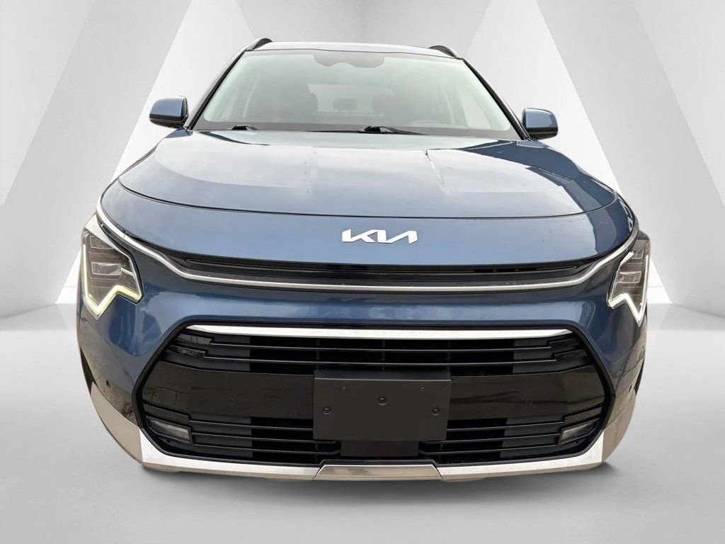 Used 2023 Kia Niro SX Touring image 2