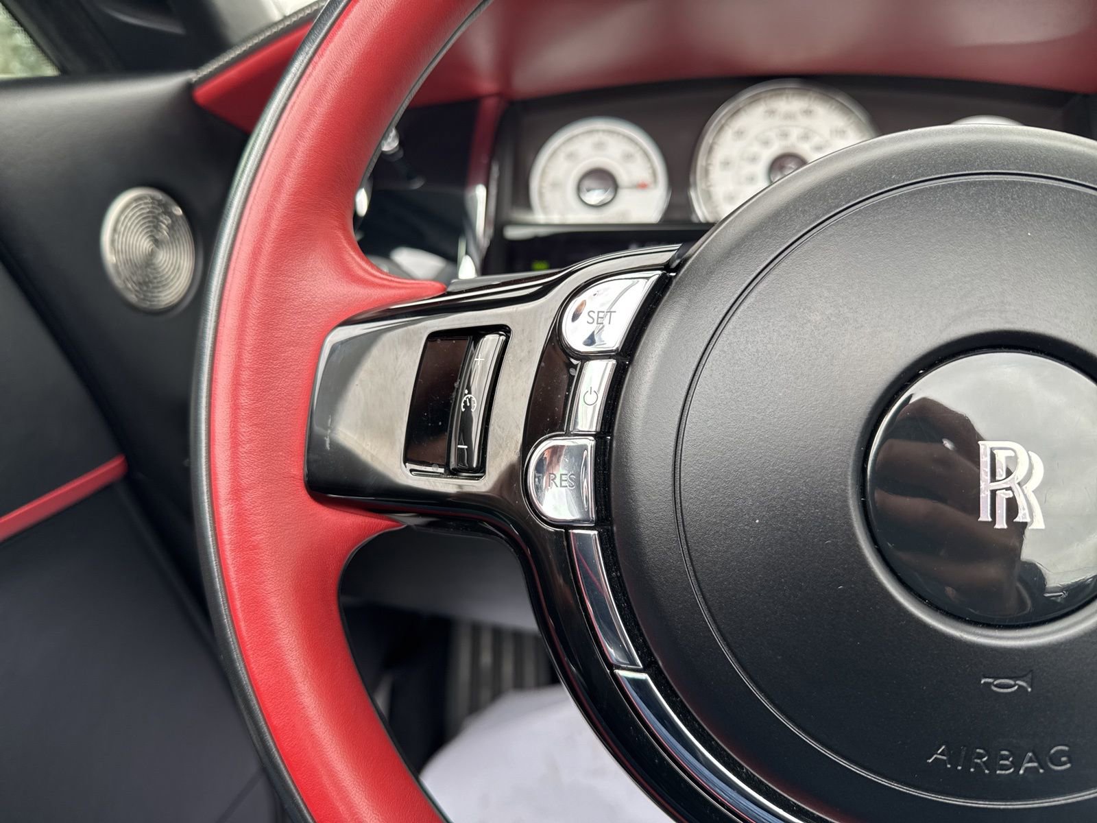 Used 2018 Rolls-Royce Dawn image 43